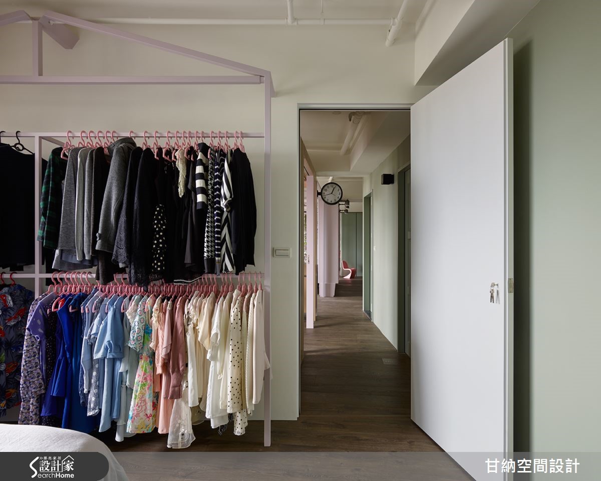 從事服裝設計的屋主夫妻,工作需與等身人型為伍,閒暇